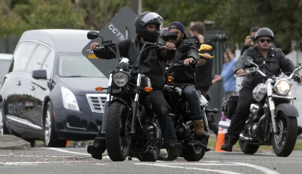 Anggota geng motor memberikan pengawalan mobil jenazah yang membawa jasad Daoud Nabi, salah satu korban serangan kembar masjid di Christchurch, untuk dimakamkan di Memorial Park Cemetery, Selandia Baru, Kamis (21/3). (Marty MELVILLE/AFP)