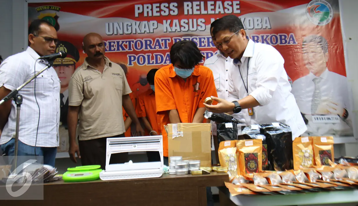 Kombes Pol Nico Afinta meminta keterangan pelaku yang menjual narkoba jenis gorila di Polda Metro Jaya, Jakarta, Minggu (22/1). Pelaku dibekuk polisi di masing-masing kediamannya, di wilayah Jakarta Selatan dan Kota Bekasi. (Liputan6.com/Helmi Affandi)