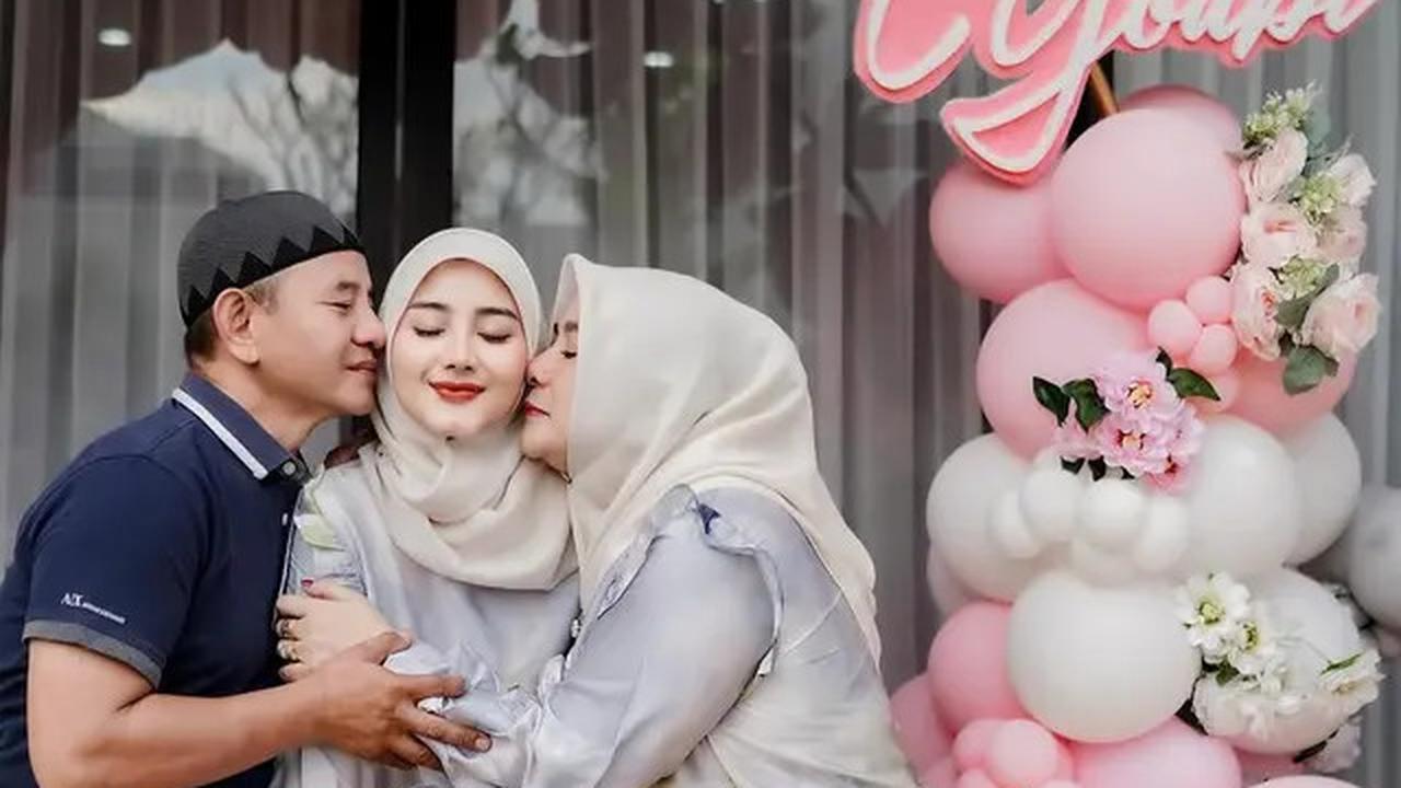 7 Potret Ulang Tahun Ghea Youbi, Kompak Berhijab dan Pakai Baju Kembar