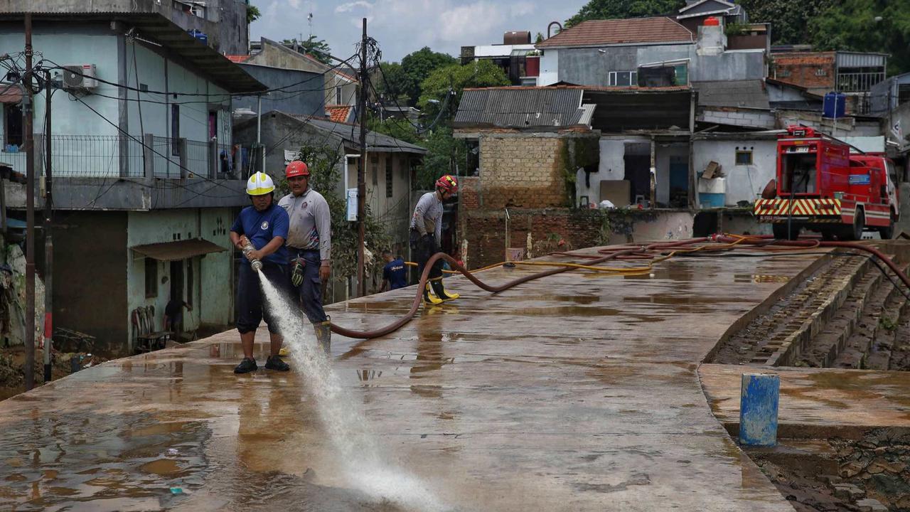 Warga berjibaku bersihkan sampah dan lumpur sisa banjir