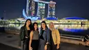 Momen menarik ketika Najwa Shihab bertemu dengan beberapa teman selebritas lain di Singapura. Najwa tampak mengenakan kaus hitam yang ditumpuknya dengan denim jacket, dipadu dengan celana panjang abu-abu, dan sneakers. Foto: Instagram.