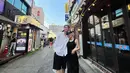Intip gaya bucin Agnez Mo dan Adam Rosyadi liburan bareng ke Jepang dengan outfit couple warna monokrom. Kece banget! [@ryoshiadam]