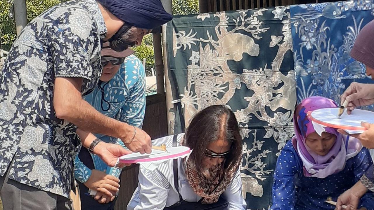 "Jadi menurut saya bakau tidak hanya persoalan erosi dan karbon, tapi juga mengubah hidup keluarga," ujarnya usai berkunjung ke Teluk Naga.