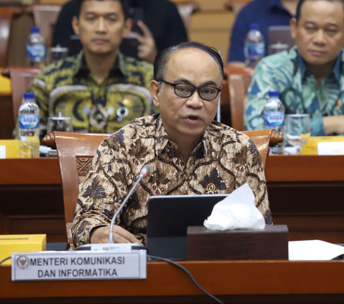 Menteri Komunikasi dan Informatika (Menkominfo) Budi Arie Setiadi dan Kepala Badan Siber dan Sandi Negera (BSSN) Hinsa Siburian saat mengikuti Rapat Kerja (Raker) dengan Komisi I DPR, di Gedung Nusantara II, Kompleks Parlemen, Senayan, Jakarta, Senayan, K