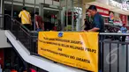 Dinas P2B Tata Kota kembali melakukan penyegelan terhadap Mal Tebet Green terkait sertifikat Surat Layak Fungsi (SLF), Jakarta, Kamis (5/3/2015). Penyegelan ini merupakan peringatan ketiga untuk mal Tebet Green. (Liputan6.com/Yoppy Renato)