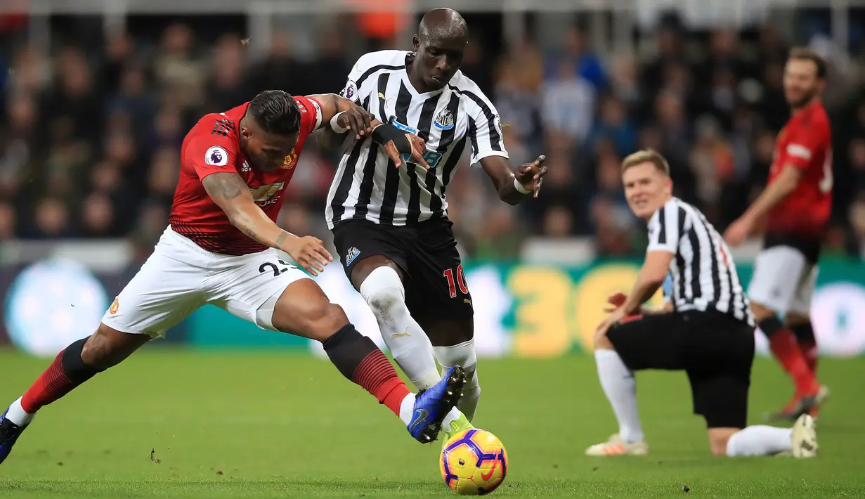 Bek Manchester United, Antonio Valencia berusaha merebut bola yang dibawa pemain Newcastle United, Mohamed Diame selama pertandingan lanjutan Liga Inggris di St James 'Park (2/1). MU menang 2-0 atas Newcastle. (Owen Humphreys/PA via AP)