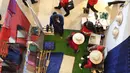 Sejumlah peserta Rakornas PDI Perjuangan melihat pameran di ICE BSD, Tangerang Selatan, Sabtu (16/12). Pameran tersebut menyuguhkan prodak pertanian perternakan dan UMKM prodak lokal. (Liputan6.com/Angga Yuniar)