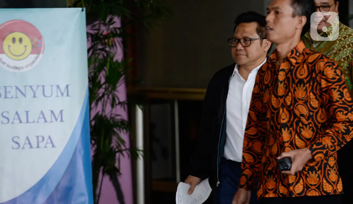 Ketua Umum PKB, Muhaimin Iskandar (jaket hitam) memenuhi panggilan penyidik KPK di Jakarta, Rabu (29/1/2020). Dalam pemeriksaan hari ini, Muhaimin yang akrab disapa Cak Imin diperiksa atas statusnya sebagai anggota DPR dari Fraksi PKB periode 2014-2019. (merdeka.com/Dwi Narwoko)