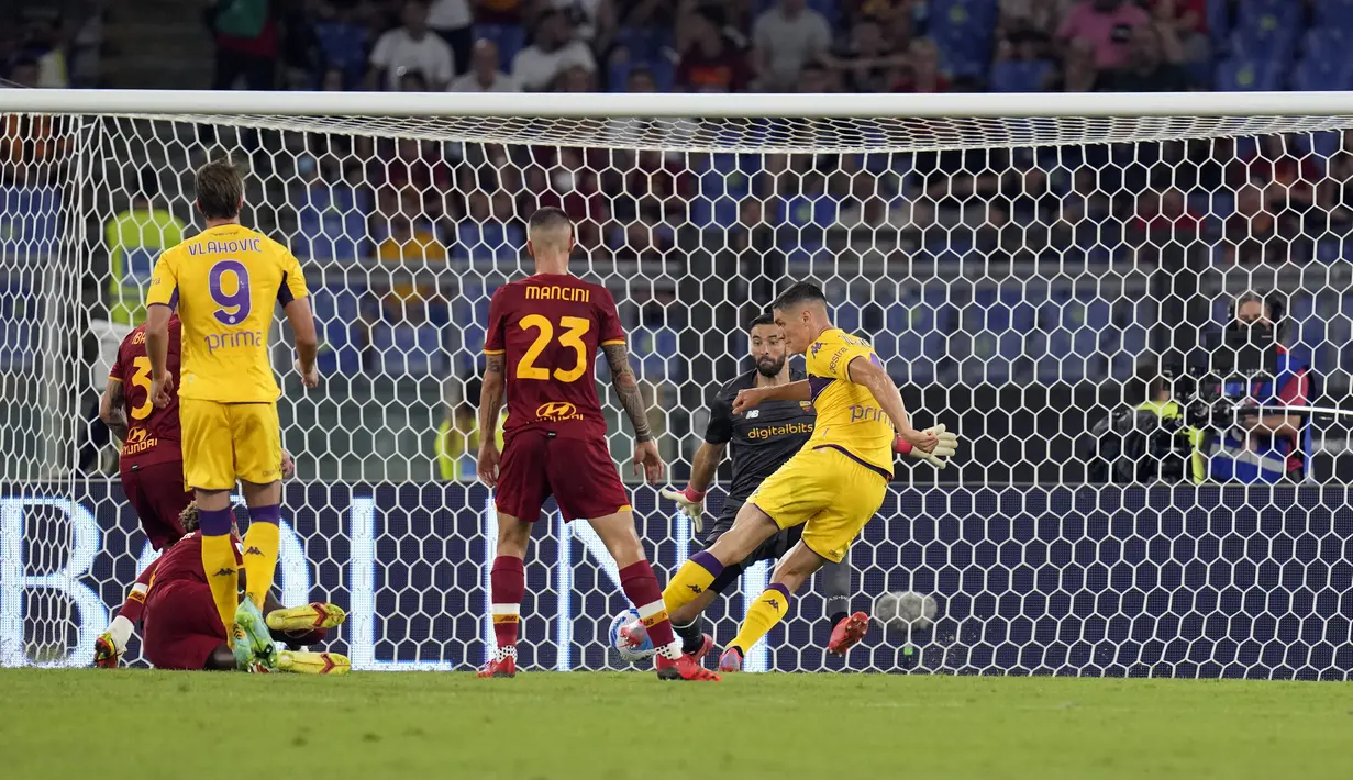 Pemain Fiorentina Nikola Milenkovic (tengah) mencetak gol ke gawang AS Roma pada pertandingan Serie A di Stadion Olimpiade Roma, Italia, Minggu (22/8/2021). AS Roma menang dengan skor 3-1. (AP Photo/Gregorio Borgia)