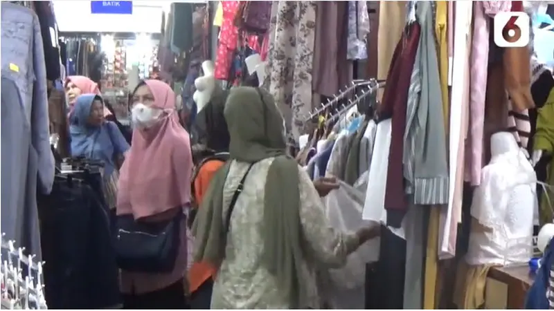Warga Semarang Berburu Baju Muslim dan Lebaran di Pasar Johar