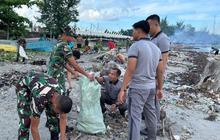 Sinergitas TNI Polri Selayar: Kolaborasi Bersih-Bersih Pesisir Pantai Benteng