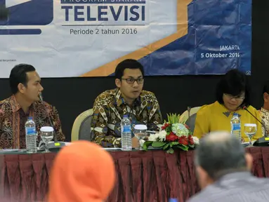Ketua KPI, Yuliandre Darwis (kedua kiri) mendampingi tim ISKI melakukan rilis indeks kualitas program siaran televisi periode II 2016 di Jakarta, Rabu (5/10). Survei dilaksanakan tim dari 12 perguruan tinggi di Indonesia. (Liputan6.com/Helmi Fithriansyah)