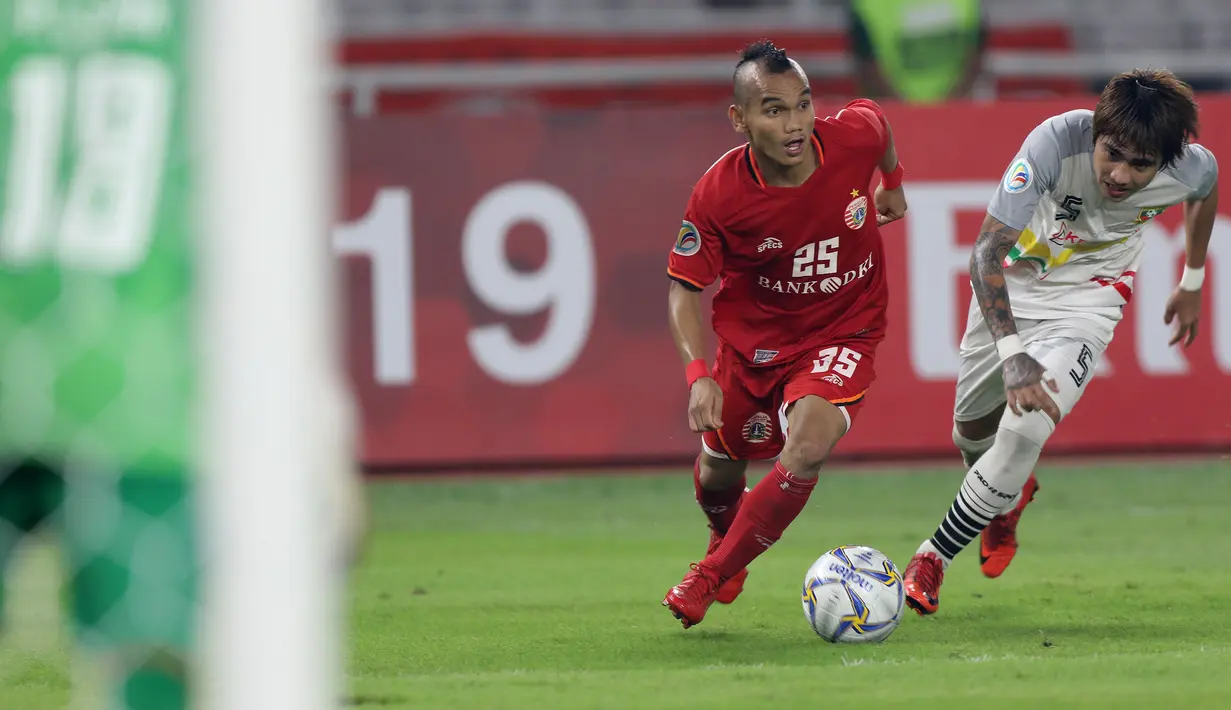 Gelandang Persija Jakarta, Riko Simanjuntak, menggiring bola saat melawan Shan United pada laga Piala AFC 2019 di SUGBK, Jakarta, Rabu (15/5). Persija menang 6-1  atas Shan United. (Bola.com/M Iqbal Ichsan)