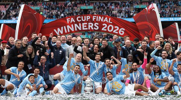 Para pemain dan staf Manchester City melakukan selebrasi usai meraih gelar Piala FA setelah mengalahkan Chelsea dengan skor 1-0 di partai final di Wembley Stadium hari Sabtu (16/05/2026) malam WIB. (AFP/Adrian Dennis)