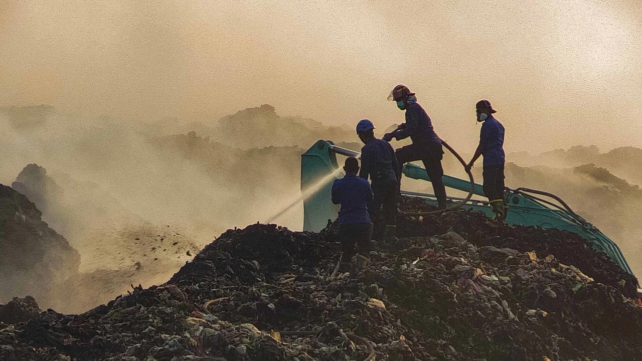 FOTO: Pemadaman TPA Jatiwaringin Memasuki Hari Keempat