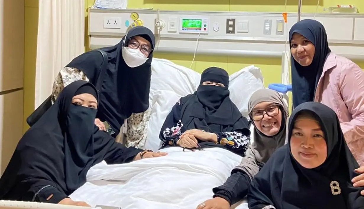 Umi Pipik saat dirawat di rumah sakit [Instagram/_ummi_pipik_]