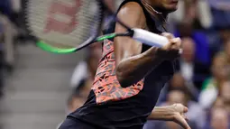 Petenis unggulan asal Amerika Serikat, Venus Williams mengembalikan bola ke arah petenis muda AS, Sloane Stephens pada semifinal AS Terbuka 2017 di New York, Kamis (7/9). Venus kalah setelah bertarung selama 2 jam 7 menit. (AP Photo/Adam Hunger)
