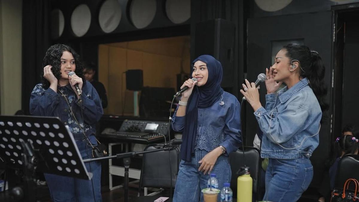 Gaya Kompak Krisdayanti dengan Aurelie Hermansyah dan Amora Lemos Latihan Vokal, Bak Anak Kembar Tiga dengan All Denim