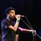 "30 September tepat hari ulang tahun saya, dan saya ingin membawakan musisi yang mempengaruhi karier saya. Tahun 2017 saya membawakan tanda mata Glenn Fredly untuk Slank," terang Glenn dilanjutkan dengan lagu Maafkan Aku. (Bambang E Ros/Bintang.com)