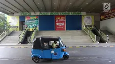 Bajaj melintas di depan Gedung Blok B Pasar Tanah Abang, Jakarta, Minggu (17/6). Dalam rangka menyambut Hari Raya Idul Fitri 1439 H, Pasar Tanah Abang tutup selama 10 hari. (Liputan6.com/Arya Manggala)