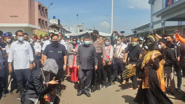 Menteri BUMN Erick Thohir dalam kunjungannya di sela-sela peresmian jalur Kereta Api Stasiun Garut, Jawa Barat.