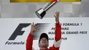 Sedikit beratraksi, terlihat ekspresi Vettel bahagia merayakan kemenangannya