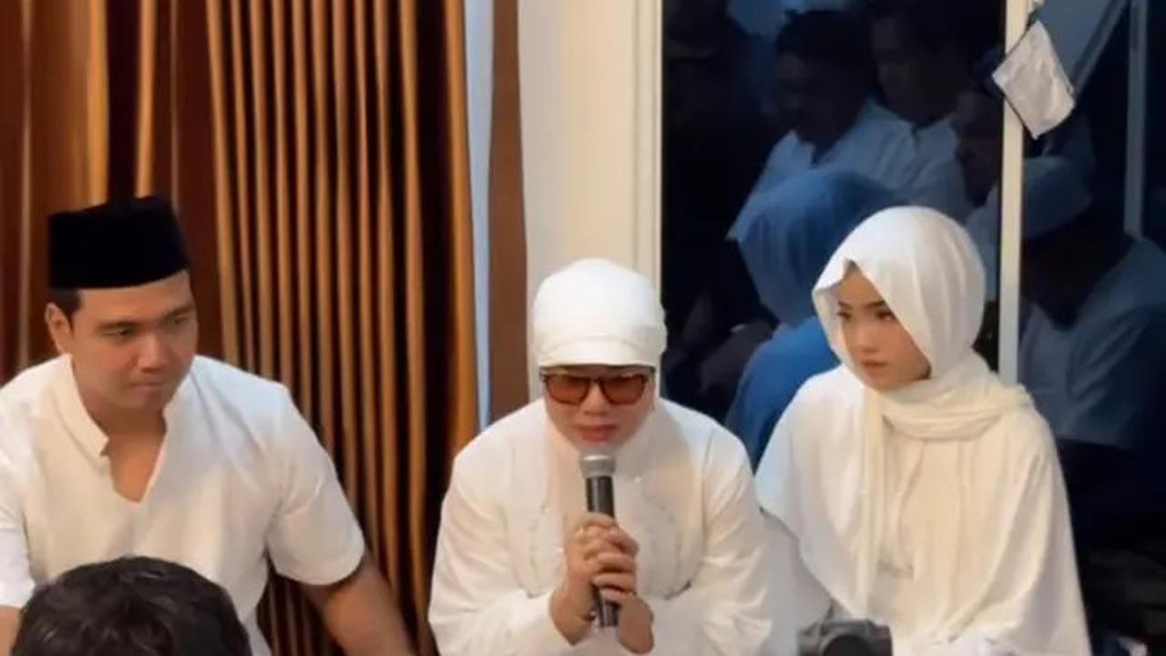 7 Potret Pengajian Sederhana Frans Faisal Jelang Menikah, Gaya Hijab Fuji Menawan