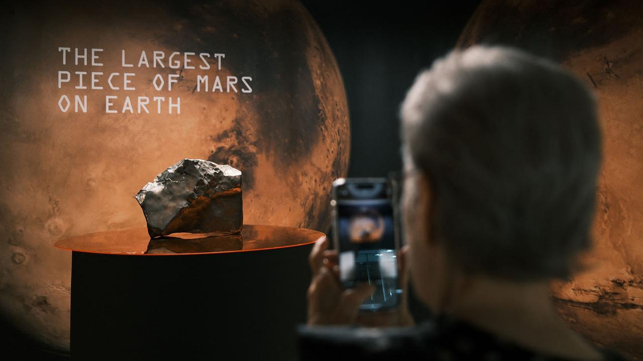 FOTO: Penampakan Batu Dari Planet Mart Mars yang Terjual Rp107 Miliar