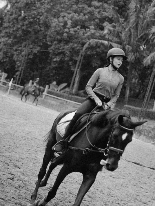 Kini Clara Bernadeth kerap mengunggah aktivitas luar ruangan. Mulai dari tennis, berenang, hingga hobi terbaru berkuda ini. Bahkan untuk mencari spot fotogenic, Clara Bernadeth tak segan terjun ke areal pematang sawah. (Liputan6.com/IG/@clarabernadeth).