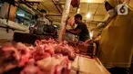 Pembeli memilih daging yang dijual di Pasar Kebayoran Lama, Jakarta, Kamis (24/2/2022). Pedagang daging mengeluhkan harga yang terus naik dan merencanakan mogok dagang mulai hari Senin, 28 Februari 2022 mendatang jika harga daging tidak turun. (Liputan6.com/Johan Tallo)