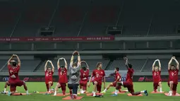 Para pemain Bayern Muenchen saat melakukan latihan jelang pertandingan persahabatan melawan Inter Milan di Shanghai, China (19/7/2015). Bayern mengunjungi Cina untuk menggelar Tur Pra-musim. (REUTERS/Aly Song)