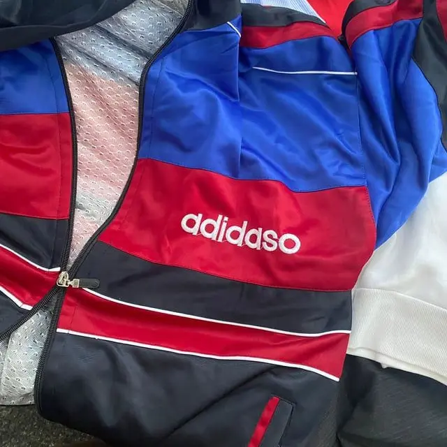 6 Plesetan Merek Jaket Nyeleneh Ini Bikin Senyum Tipis, Tetap Tampil Keren