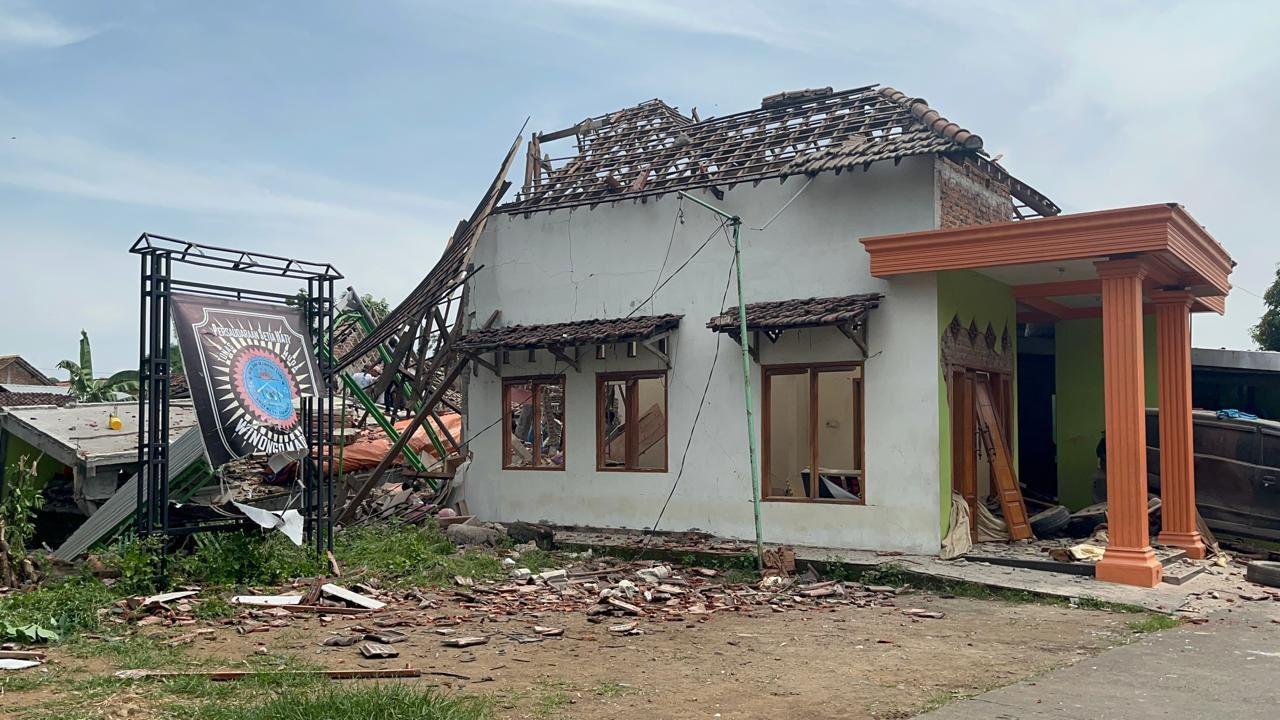 Rumah polisi di Mojokerto meledak