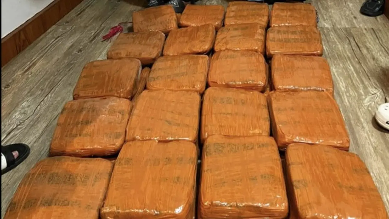 Barang bukti 40 kilogram ganja asal Padang, Sumatera Barat berhasil digagalkan polisi di Kota Bandar Lampung.