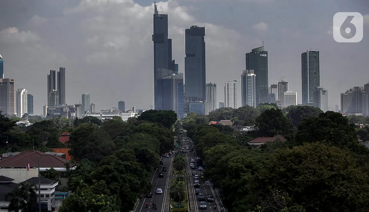 Pemandangan gedung bertingkat yang diselimuti asap polusi di Jakarta, Minggu (11/6/2023). Kota Jakarta saat ini dinobatkan menjadi kota yang memiliki kualitas udara terburuk di dunia. (merdeka.com/Arie Basuki)