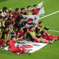 Timnas Korea Selatan merayakan kemenangan atas Portugal di Piala Dunia 2022. (AP Photo/Darko Bandic)