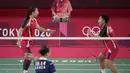 Ganda putri Indonesia, Greysia Polii / Apriyani Rahayu berselebrasi saat mendapat poin melawan Lee So-hee / Shin Seung-chan dari Korsel pada semifinal bulu tangkis tunggal putri Olimpiade Tokyo 2020, Jepang, Sabtu (31/7/2021). Greysia  / Apriyani menang dua set langsung. (AP Photo/Dita Alangkara)