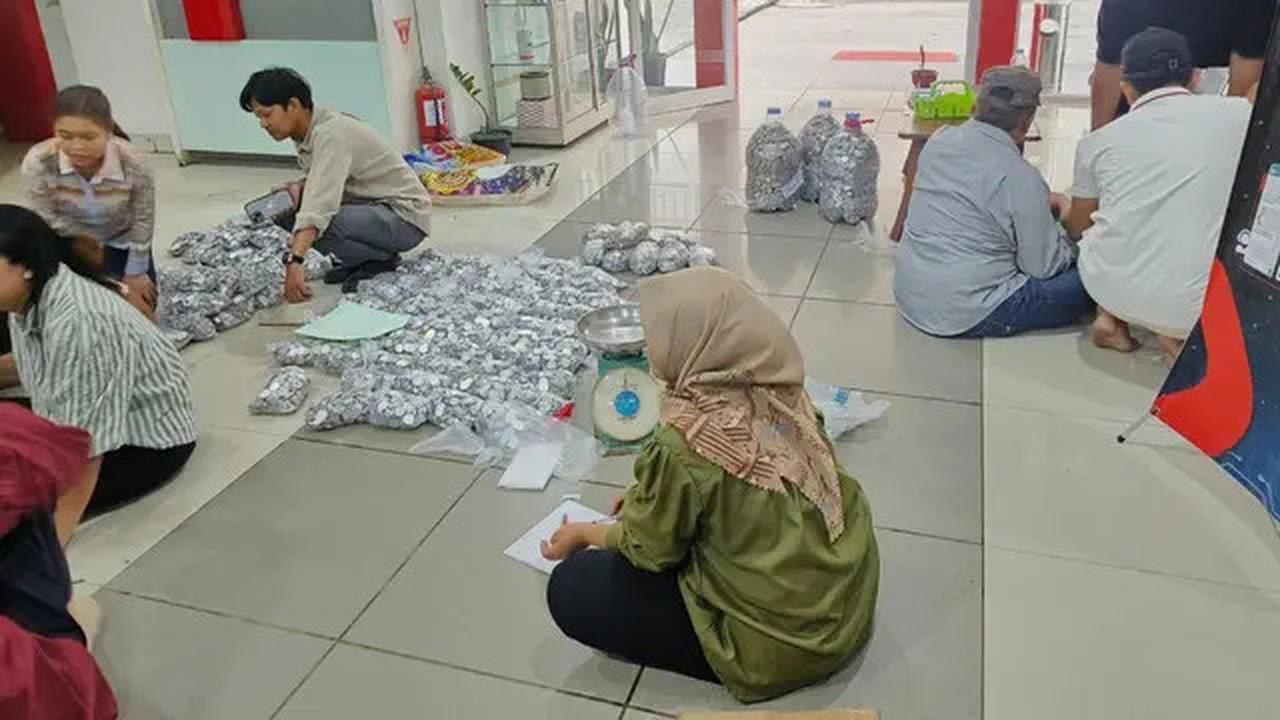 Penjual Pentol Ini Beli Truk Isuzu Elf NMR Pakai Uang Koin dalam Karung dan Galon