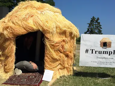 Seorang pria duduk di dalam gubuk yang menyerupai rambut Donald Trump di Cleveland, 19 Juli 2016. Gubuk 'Trump Hut' itu bentuk sindiran kepada Trump yang diyakini bisa memperbesar kesenjangan sosial di AS bila terpilih menjadi presiden. (Nova SAFO/AFP)