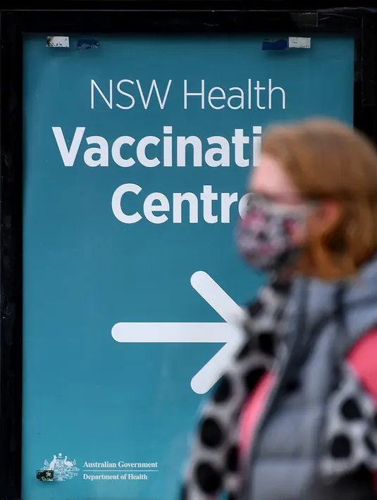 Seorang warga Sydney meninggalkan pusat vaksinasi Covid-19 di Sydney, Australia, Kamis (24/6/2021). Sebagian besar warga Sydney dilarang meninggalkan kota untuk menghentikan penyebaran virus corona Covid-19 varian Delta yang sangat menular ke wilayah lain. (SAEED KHAN / AFP)
