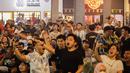 Reaksi penonton saat nobar laga final Piala Dunia 2022 bersama Federal Oil yang berlangsung di daerah Kemang, Jakarta Selatan, Minggu (18/12/2022) malam WIB. Argentina berhasil mengalahkan Prancis melalui babak penalti dengan skor 4-2. (Bola.com/Muhammad Aldiansyah)