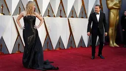 Leonardo DiCaprio, nominator kategori Best Actor, ketika mengamati Kate Winslet, nominator kategori Best Supporting Actress, yang tengah berpose di red carpet Piala Oscar 2016 di Dolby Theatre, Hollywood, California, Minggu (28/2) (REUTERS/Lucy Nicholson)