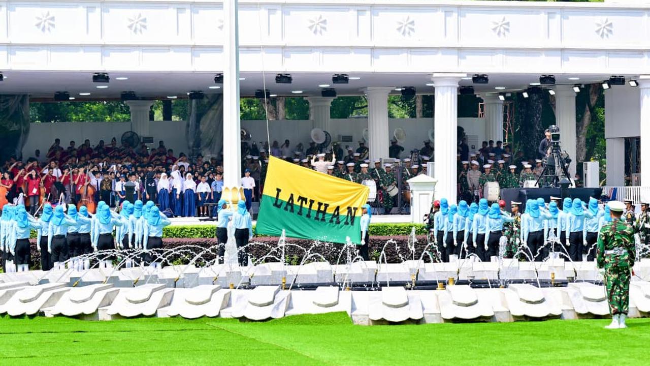 persiapan upacara peringatan Hari Ulang Tahun (HUT) ke-80 RI di halaman Istana Merdeka Jakarta