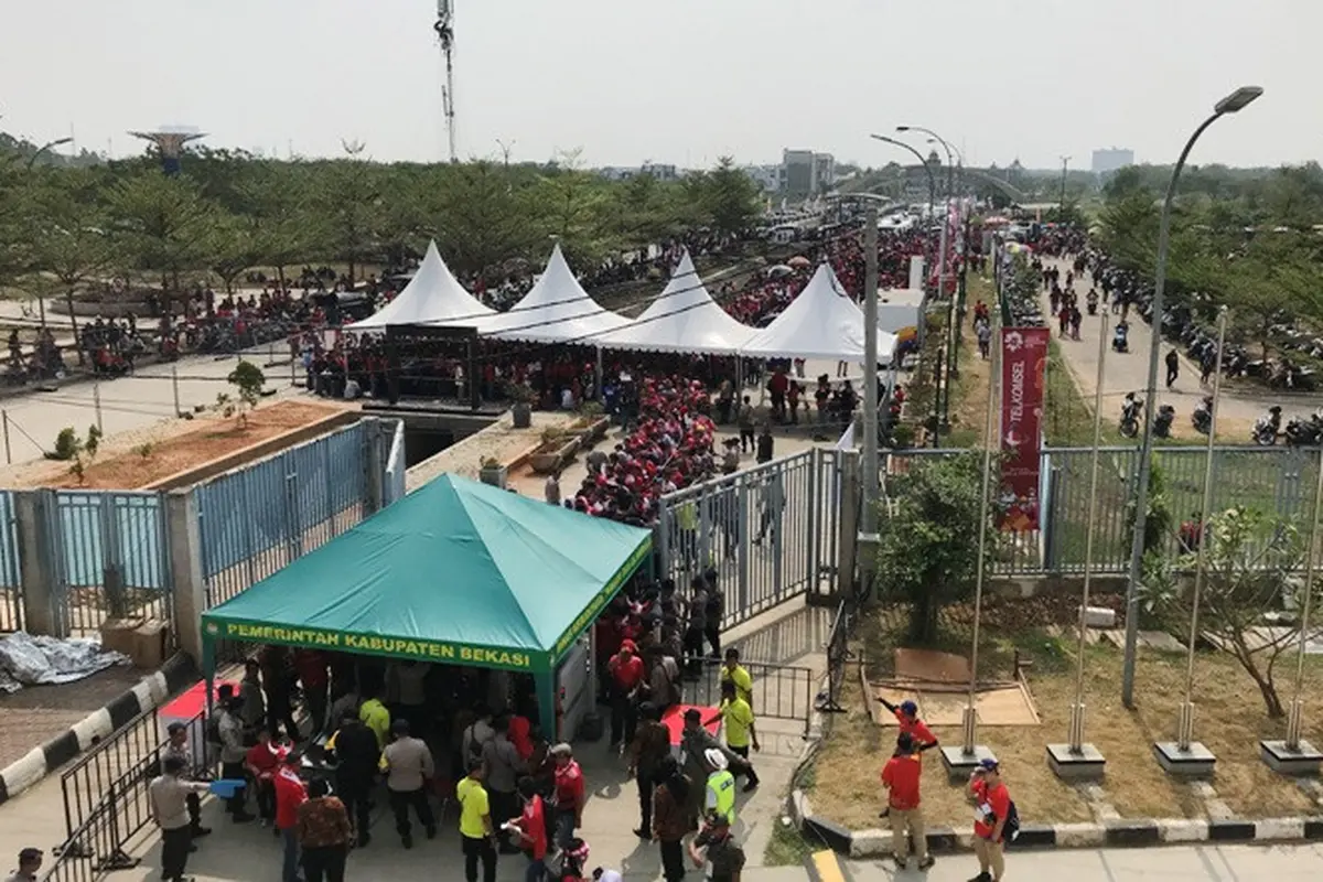 Pintu masuk Stadion Wibawamukti, Cikarang hanya dibuka dua, sehingga terjadi penumpukan penonton
