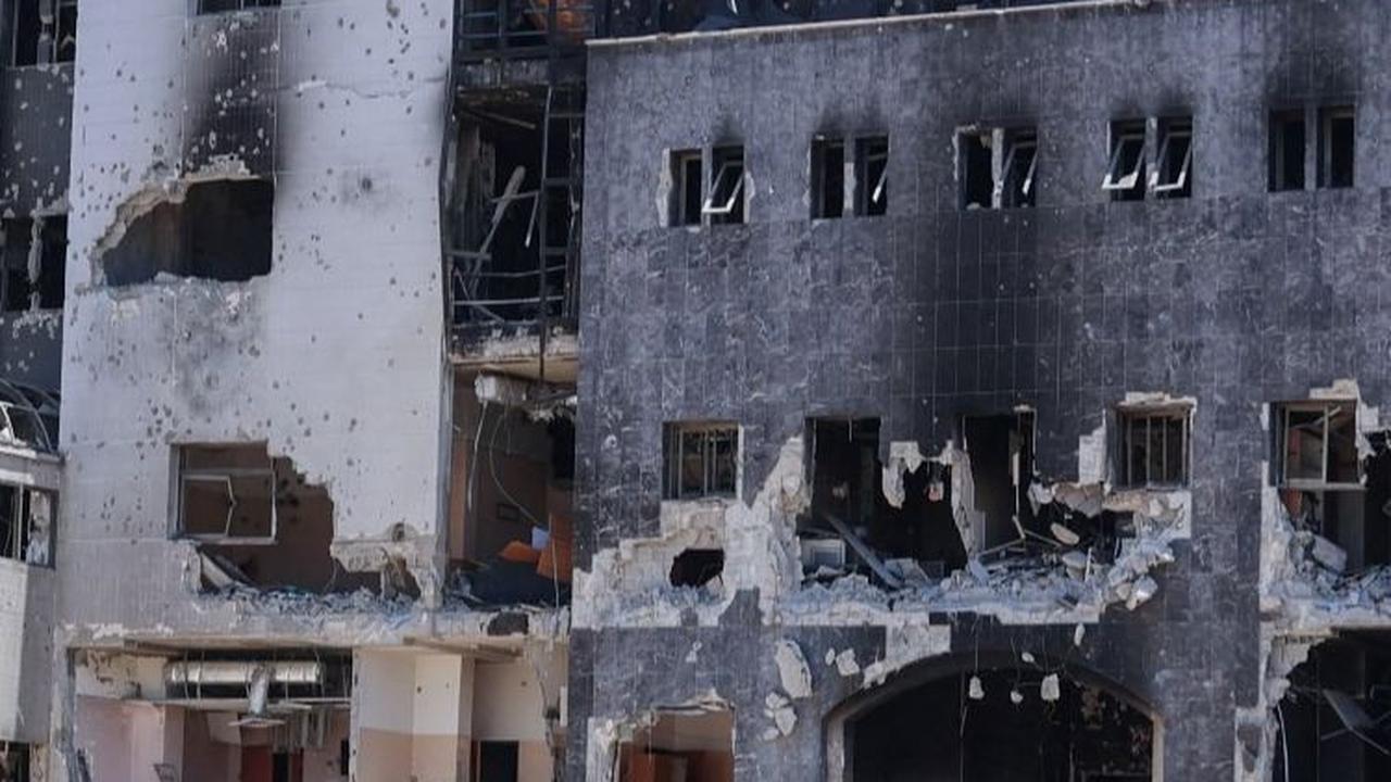 Meskipun sebagian besar fasilitas medis tersebut telah hancur, beberapa alat cuci darah untuk pasien gagal ginjal masih berfungsi. Foto: AFP / OMAR AL-QATTAA<br>