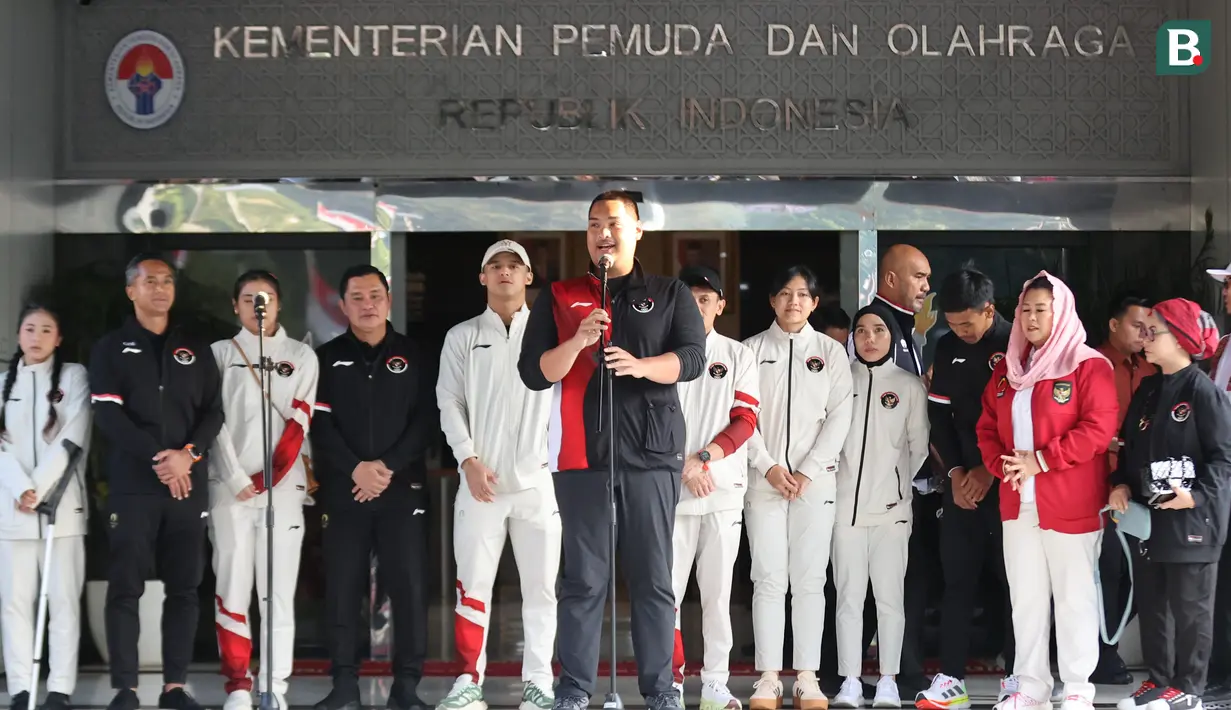 Menpora RI, Dito Ariotedjo memberi sambutan saat menerima sejumlah atlet dan ofisial tim Kontingen Indonesia pada Olimpiade Paris 2024 di Gedung Kemenpora, Kamis (15/8/2024) yang akan melakukan pawai menuju Istana Negara, Jakarta Pusat. (Bola.com/Abdul Aziz)