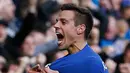 Bek Chelsea Cesar Azpilicueta merayakan gol ketiga untuk timnya saat melawan Watford dalam pertandingan Liga Inggris di stadion Stamford Bridge di London (21/10). Chelsea menang 4-2 atas Watford. (AFP/Ian Kington)