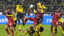 Pemain Bayer Leverkusen, Patrik Schick (tengah) berebut bola dengan pemain Borussia Dortmund, Karim Adeyemi pada laga lanjutan Bundesliga 2024/2025 di Signal Iduna Park, Dortmund, Jerman, Sabtu (11/01/2025) WIB. (AP Photo/Martin Meissner)