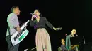 Indra Lesmana bersama dengan sang anak, Eva Celia, hadir untuk menghibur di Prambanan Jazz Festival 2018. (Bambang E.Ros/Bintang.com)