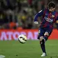 Lionel Messi saat memperagakan tendangan gaya Panenka (LLUIS GENE / AFP)